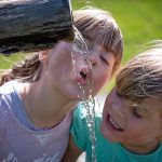 enfant buvant de l'eau
