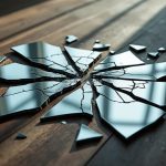 découvrez la signification profonde et les symboles associés à un miroir cassé, un phénomène intrigant qui va au-delà de la simple esthétique. apprenez comment cet objet brisé peut révéler des messages cachés et influencer notre perception de soi et du destin.