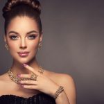 associer bijoux et tenue